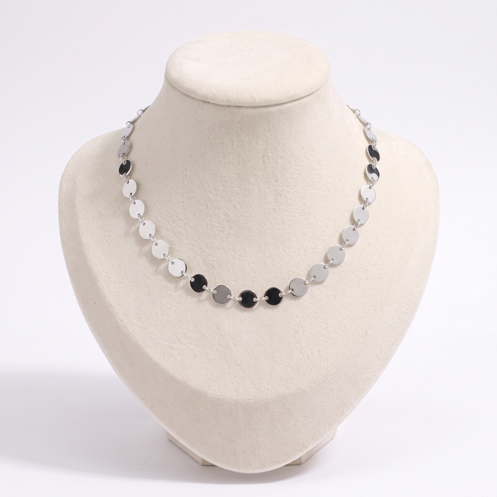Collier ras de cou à médaillon, vue de face, argenté