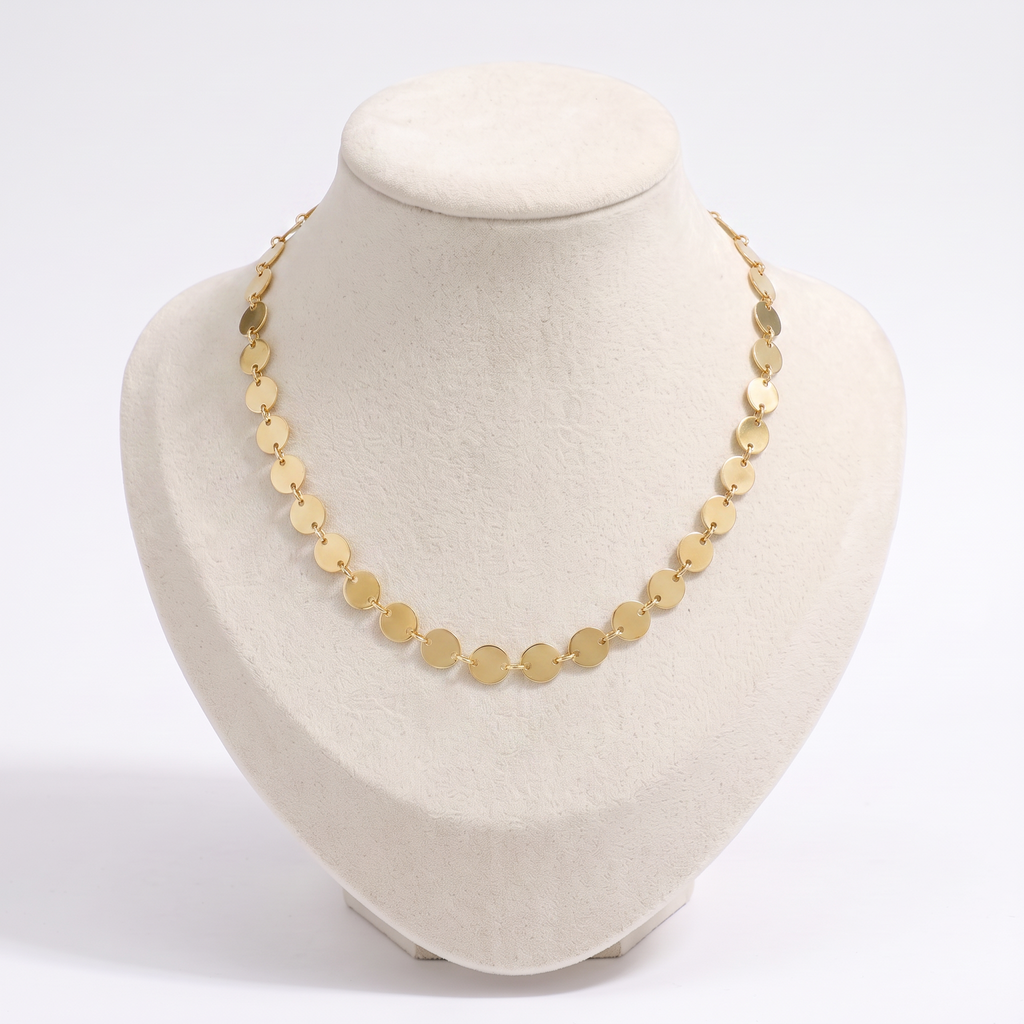 Collier ras de cou à médaillon, vue de face, doré