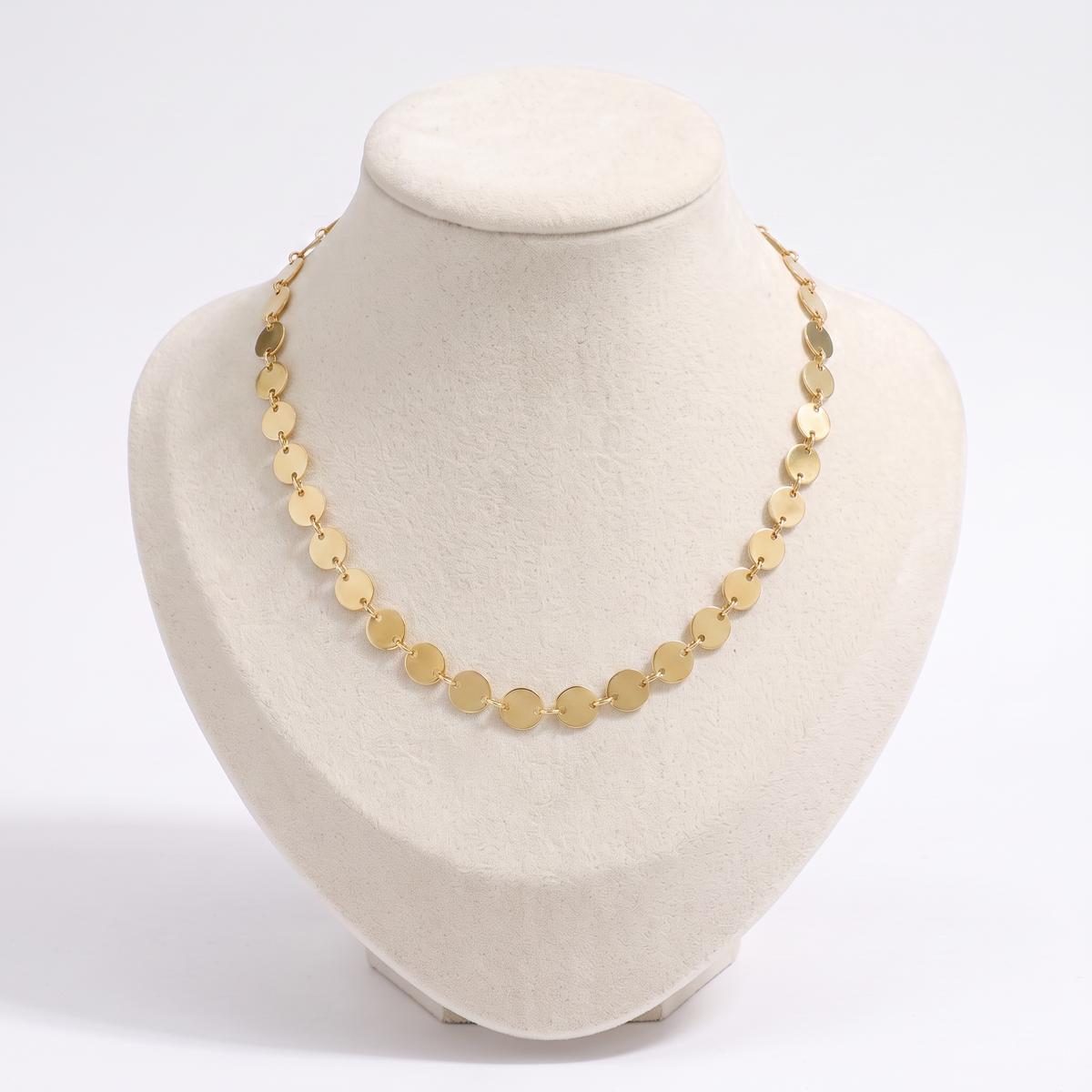 Collier ras de cou à médaillon, vue de face, doré