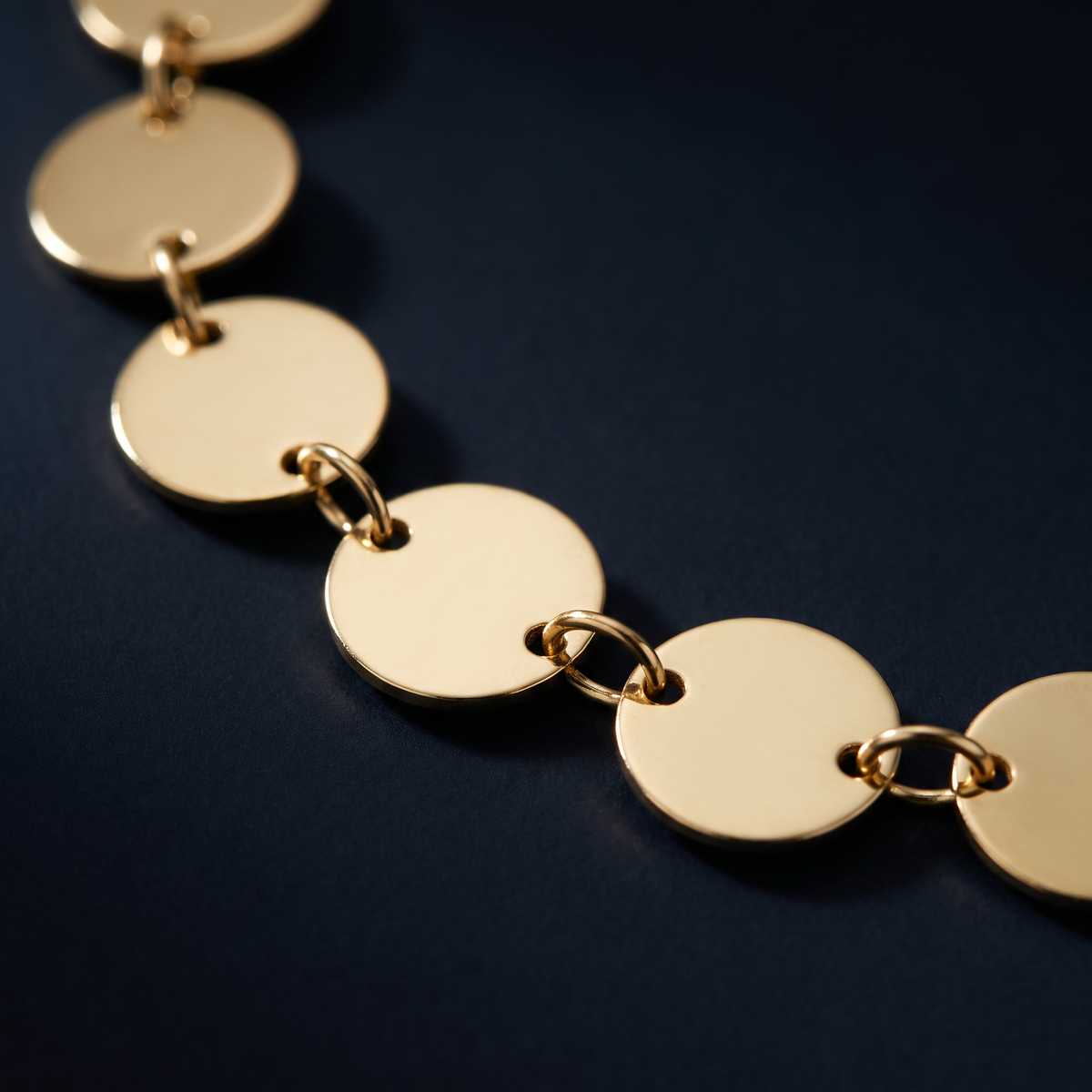 Collier ras de cou à médaillon, motif en gros plan