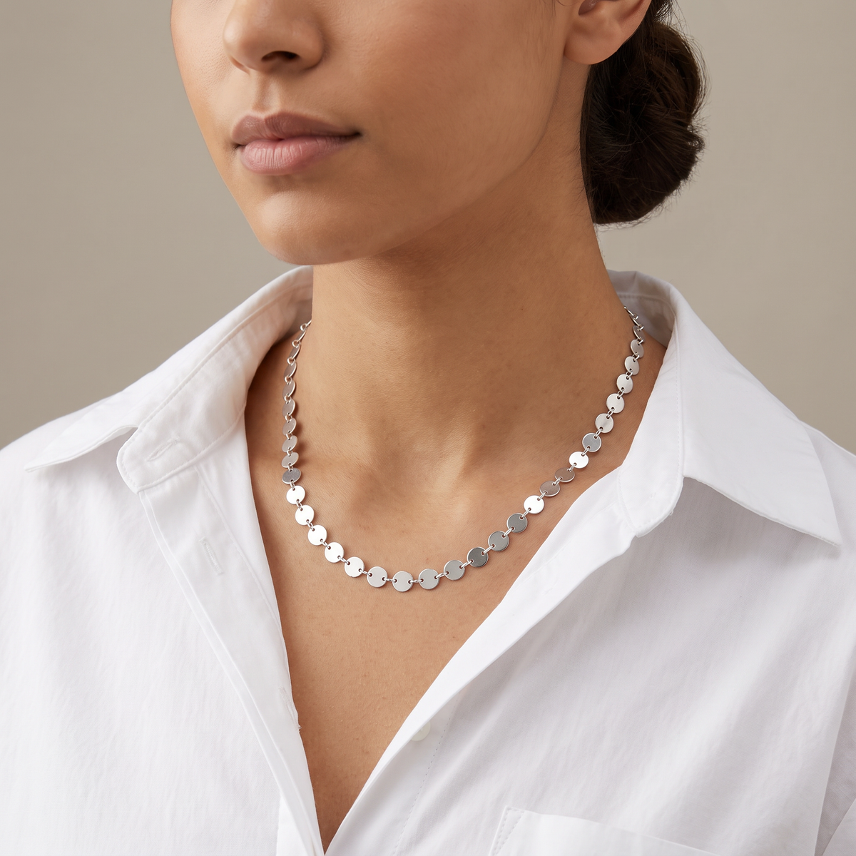 Collier ras de cou à médaillon, porté mi-corps, argenté
