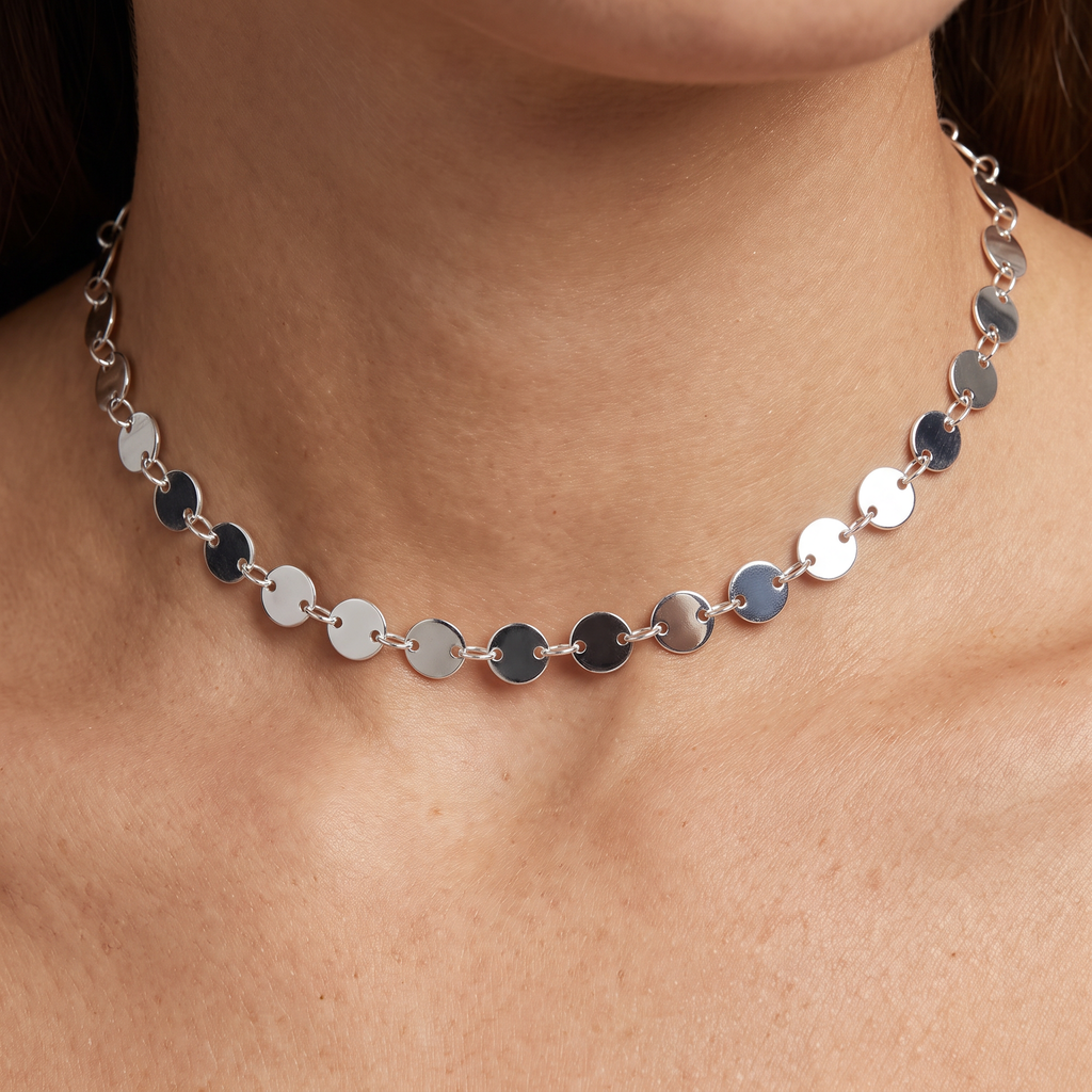 Collier ras de cou à médaillon, porté, argenté