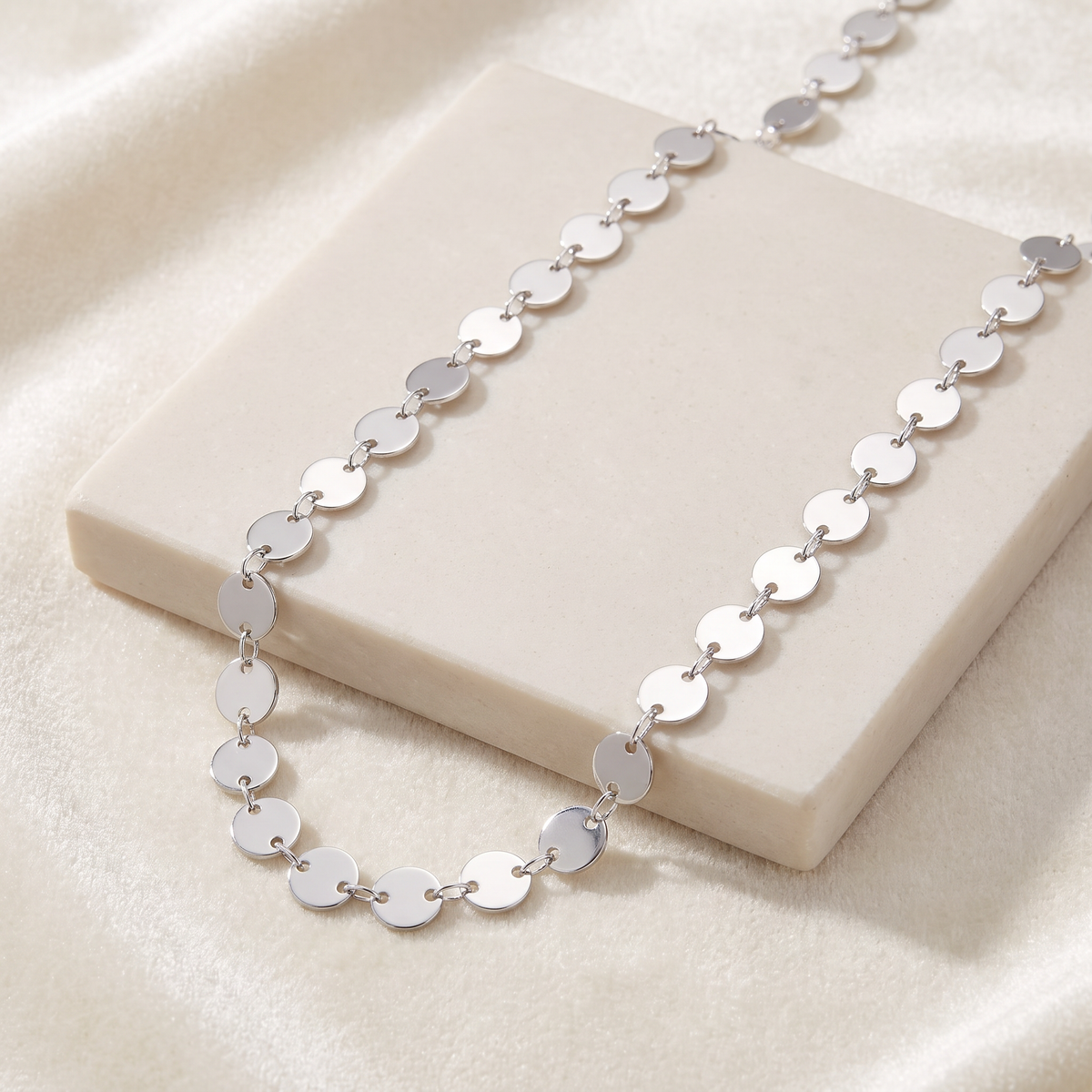 Collier ras de cou à médaillon — Argenté