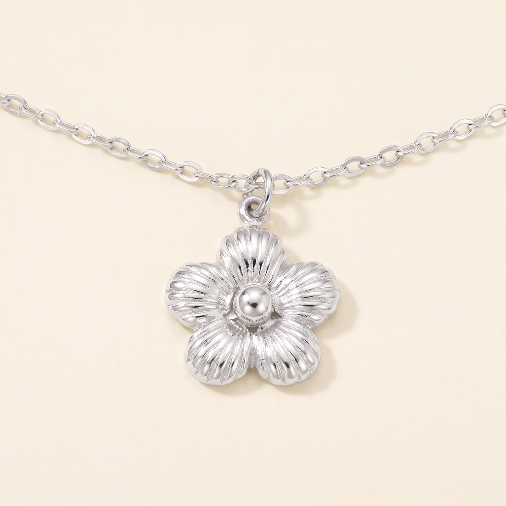 Collier marguerite 39 cm, détail du motif, argenté