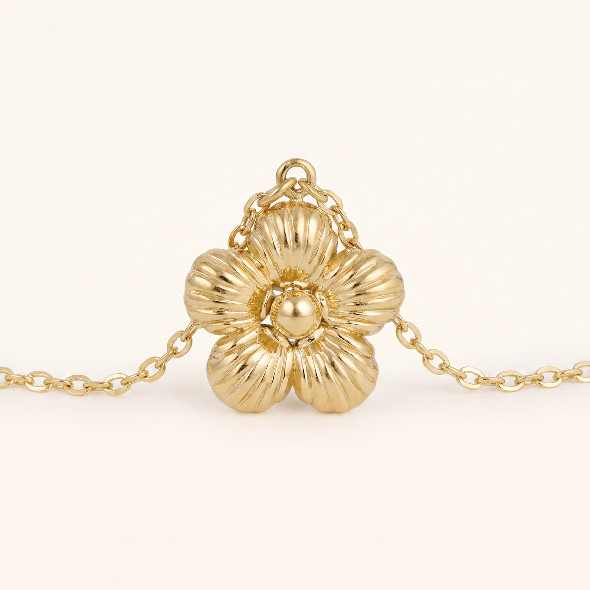 Collier marguerite 39 cm, détail du motif, doré