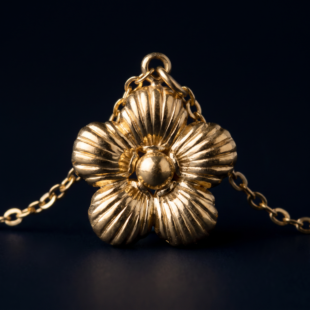 Collier marguerite 39 cm, motif en gros plan