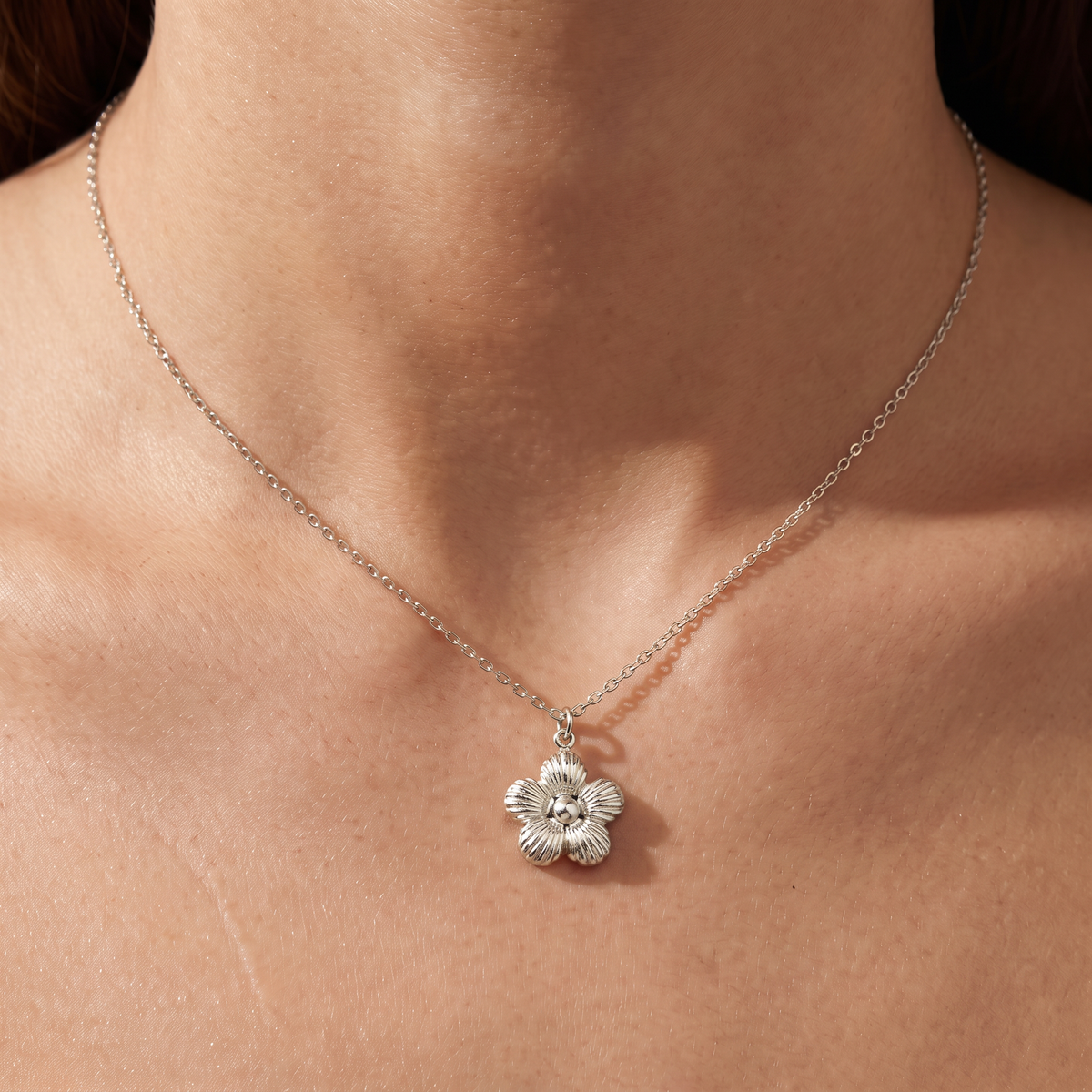 Collier marguerite 39 cm, porté, argenté