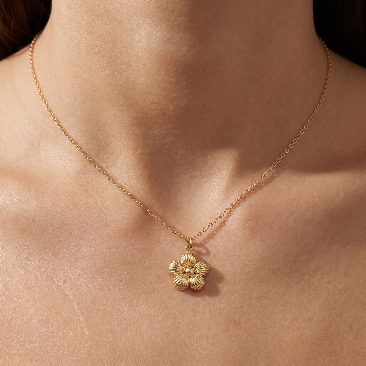 Collier marguerite 39 cm, porté, doré
