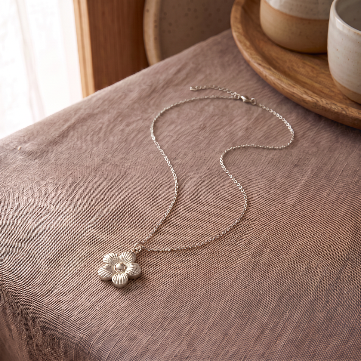 Collier marguerite 39 cm, porté en tenue, argenté