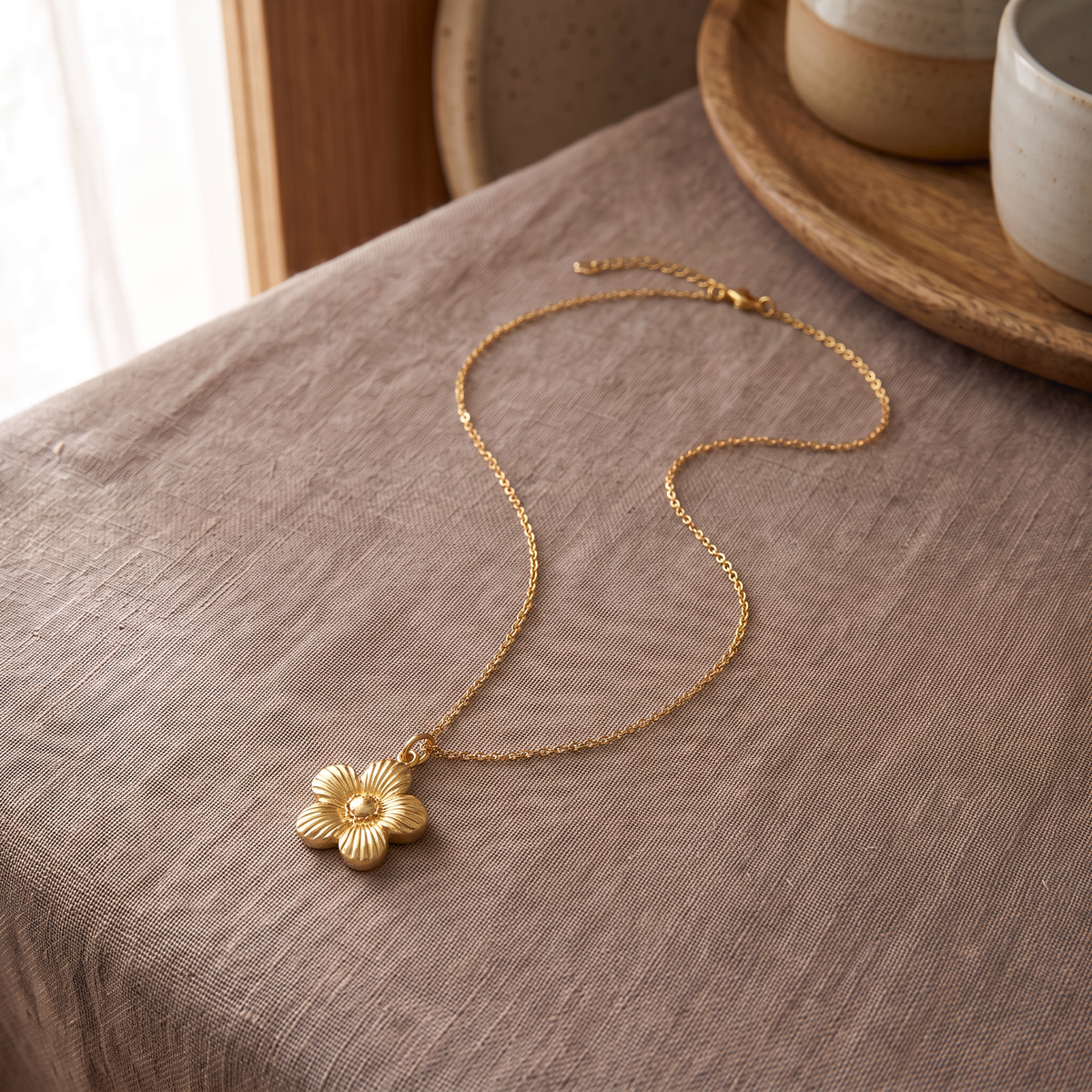 Collier marguerite 39 cm, porté en tenue, doré