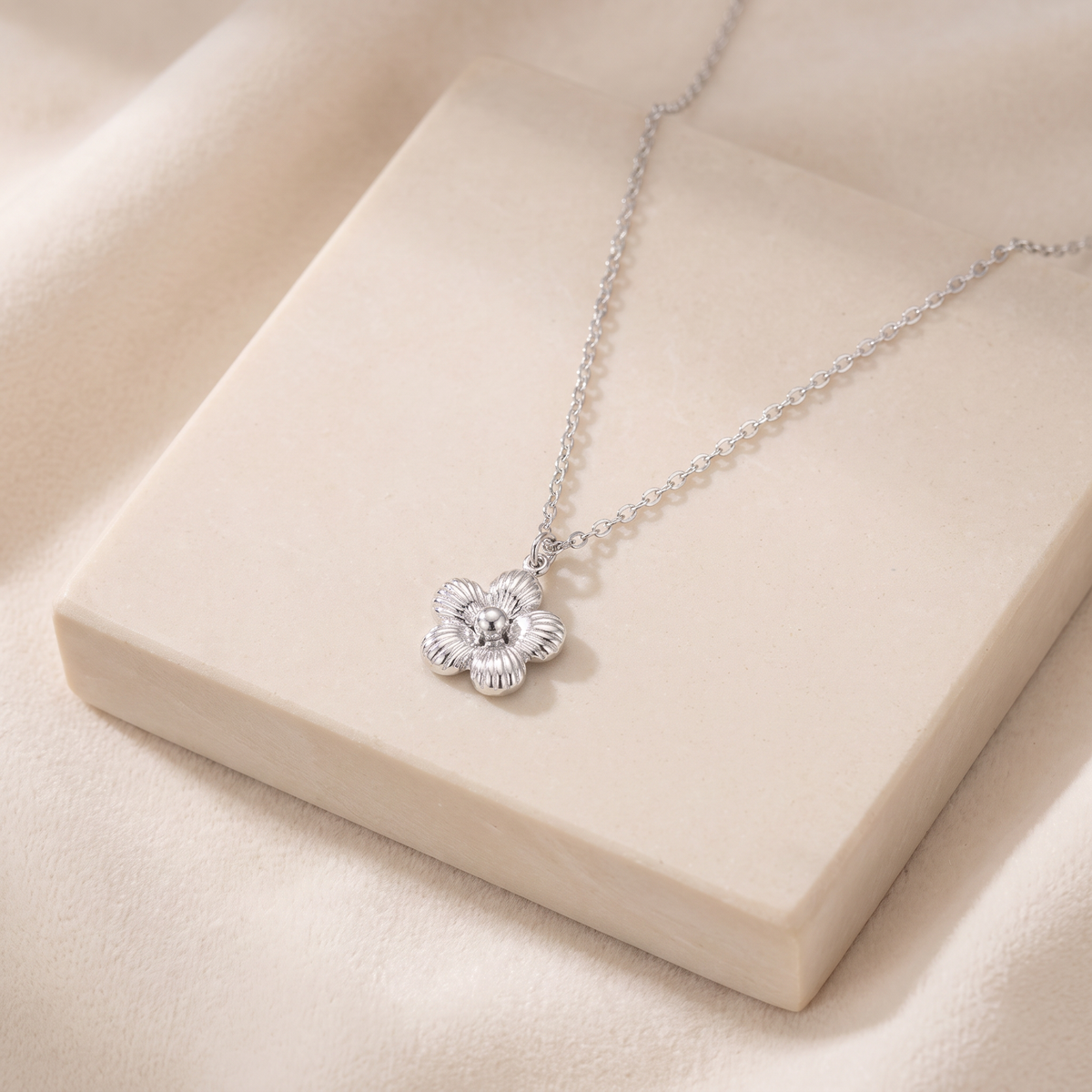 Collier marguerite 39 cm — Argenté