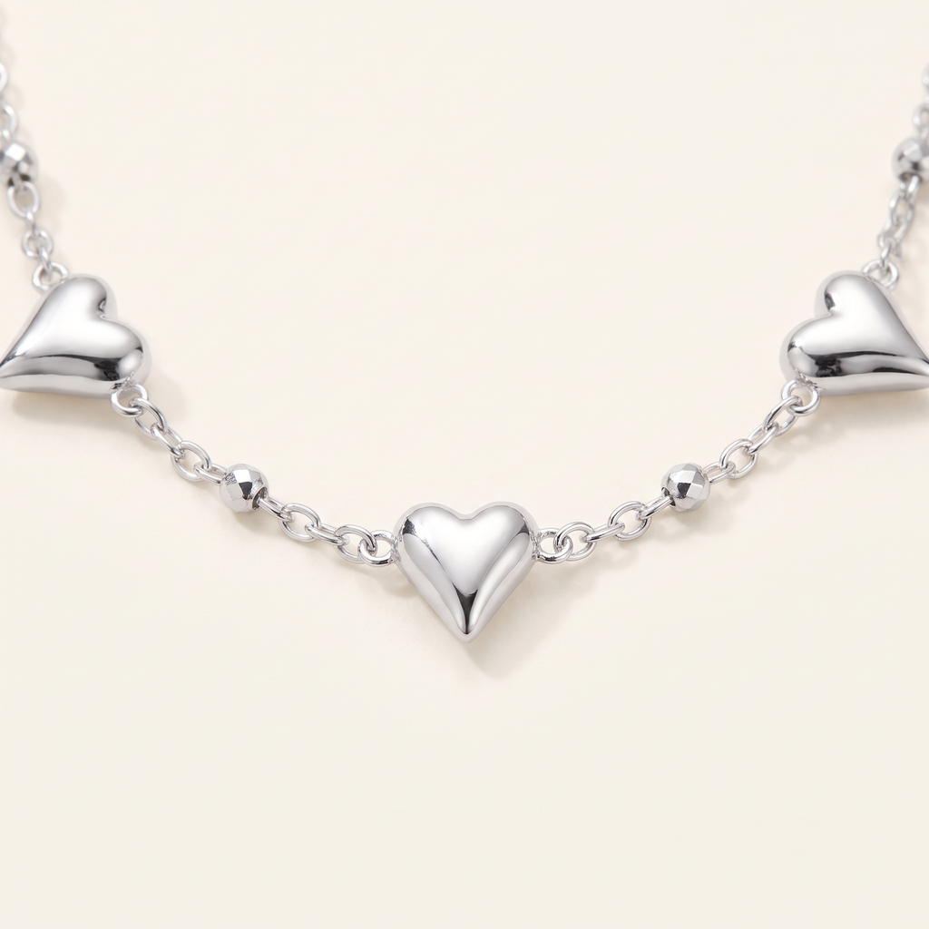 Collier ras de cou cœur, détail du motif, argenté