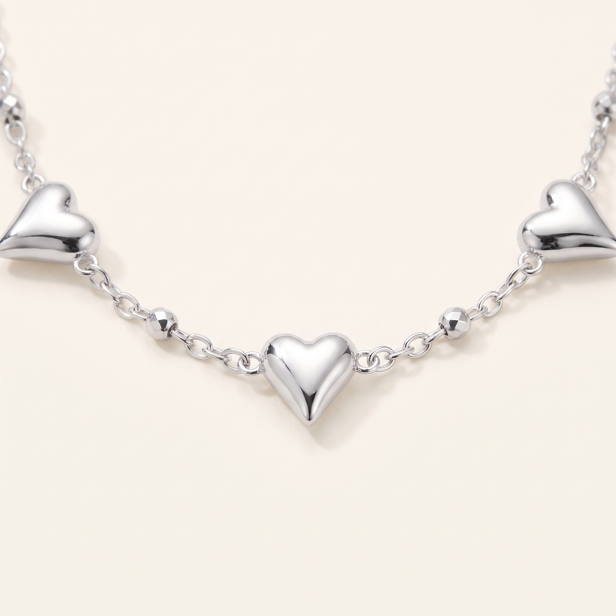 Collier ras de cou cœur, détail du motif, argenté