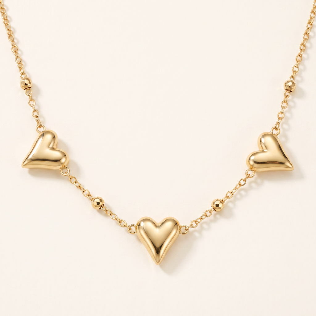 Collier ras de cou cœur, détail du motif, doré