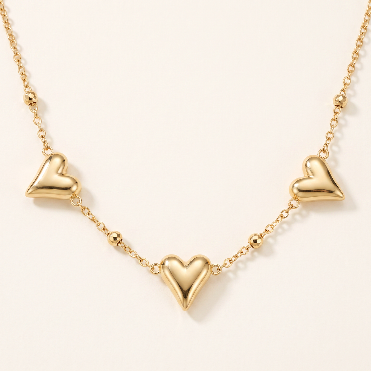 Collier ras de cou cœur, détail du motif, doré