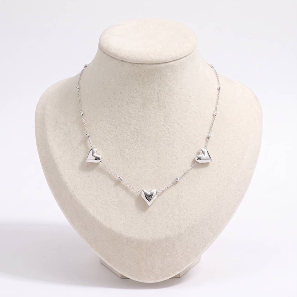 Collier ras de cou cœur, vue de face, argenté
