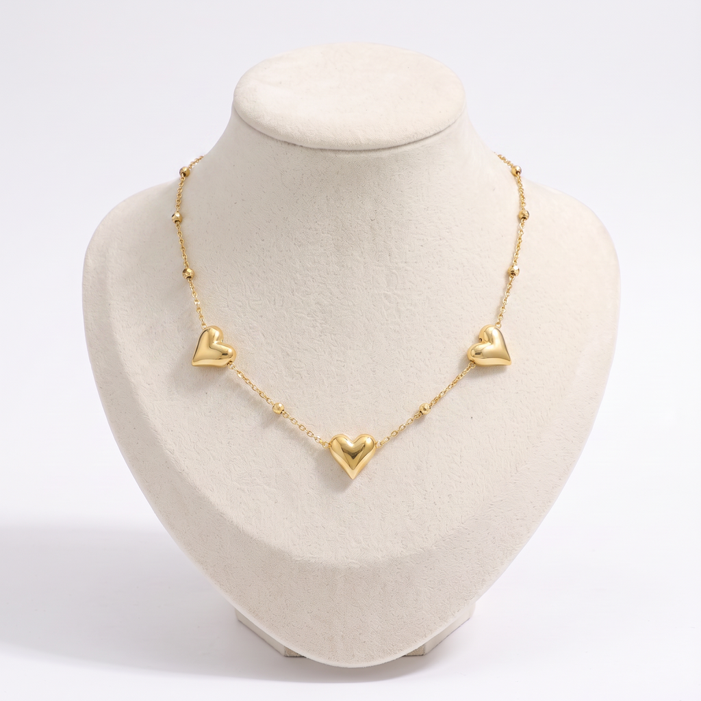 Collier ras de cou cœur, vue de face, doré