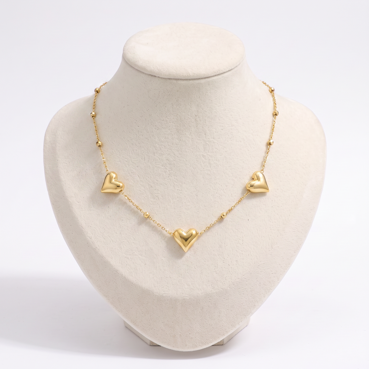 Collier ras de cou cœur, vue de face, doré