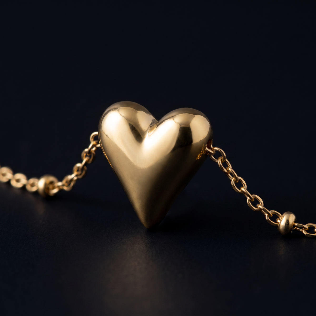 Collier ras de cou cœur, motif en gros plan