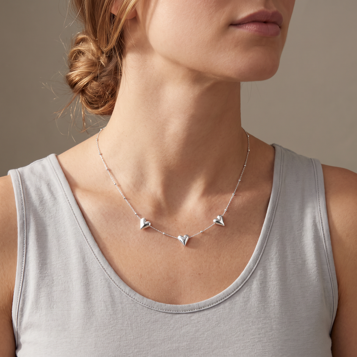 Collier ras de cou cœur, porté mi-corps, argenté