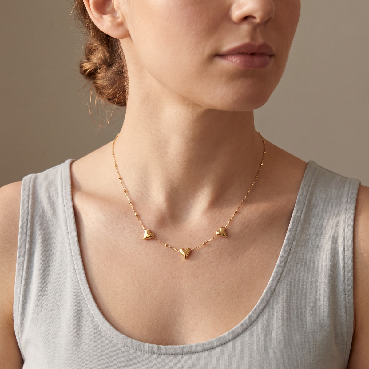 Collier ras de cou cœur, porté mi-corps, doré