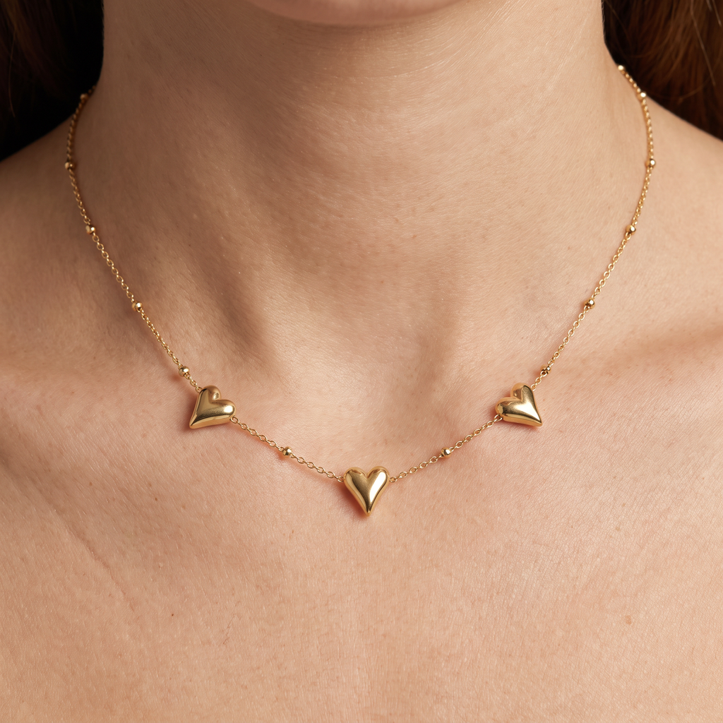 Collier ras de cou cœur, porté, doré