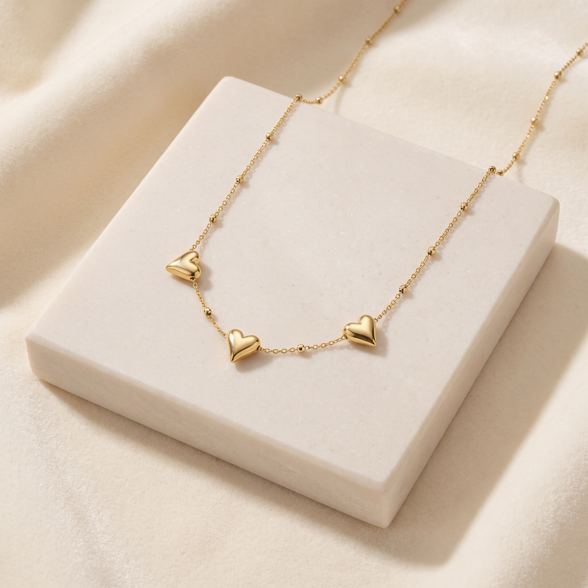 Collier ras de cou cœur — Doré