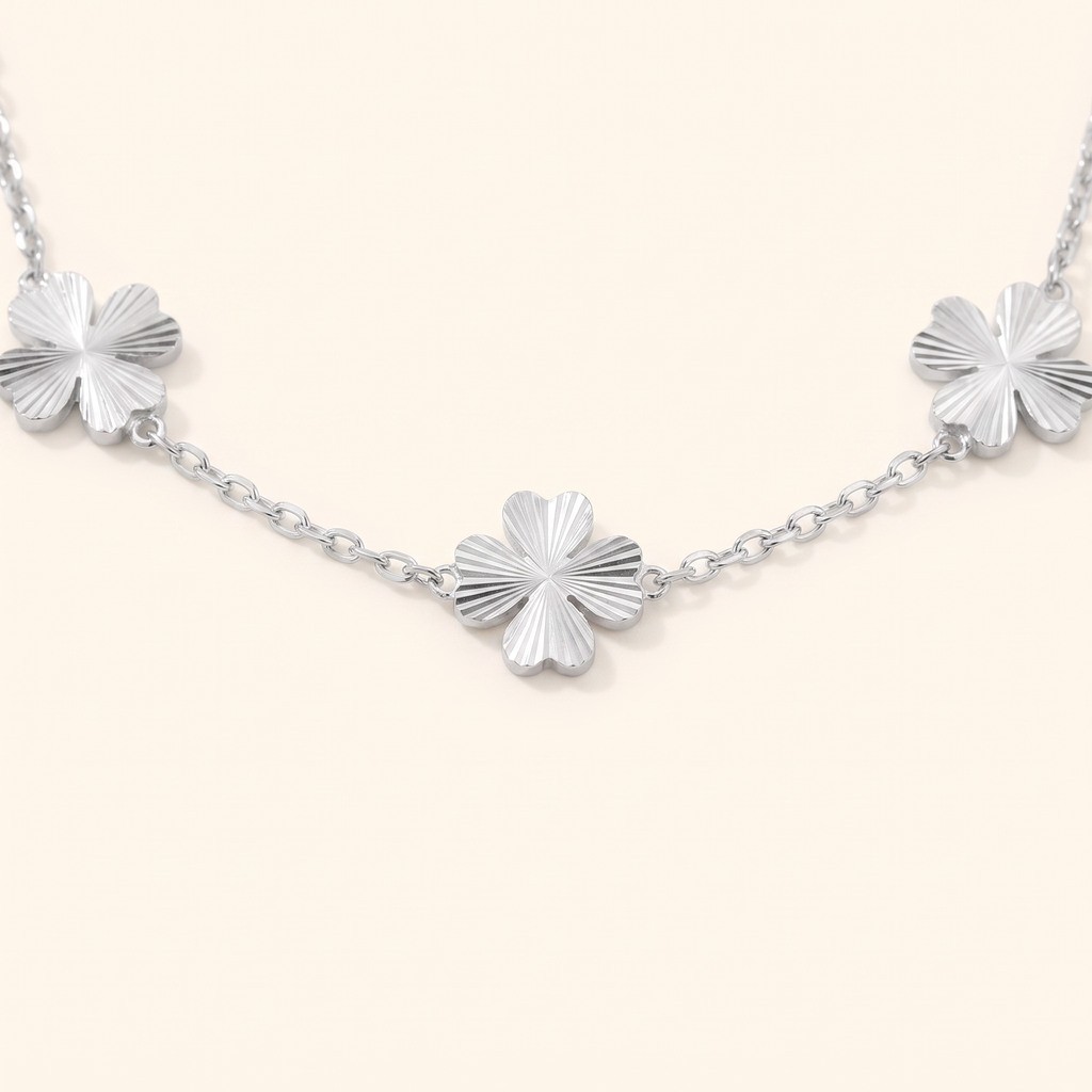 Collier trèfle maille fine, détail du motif, argenté