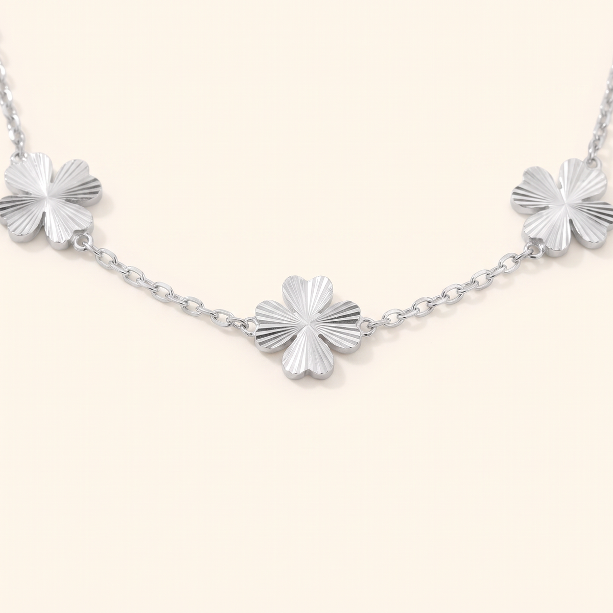 Collier trèfle maille fine, détail du motif, argenté