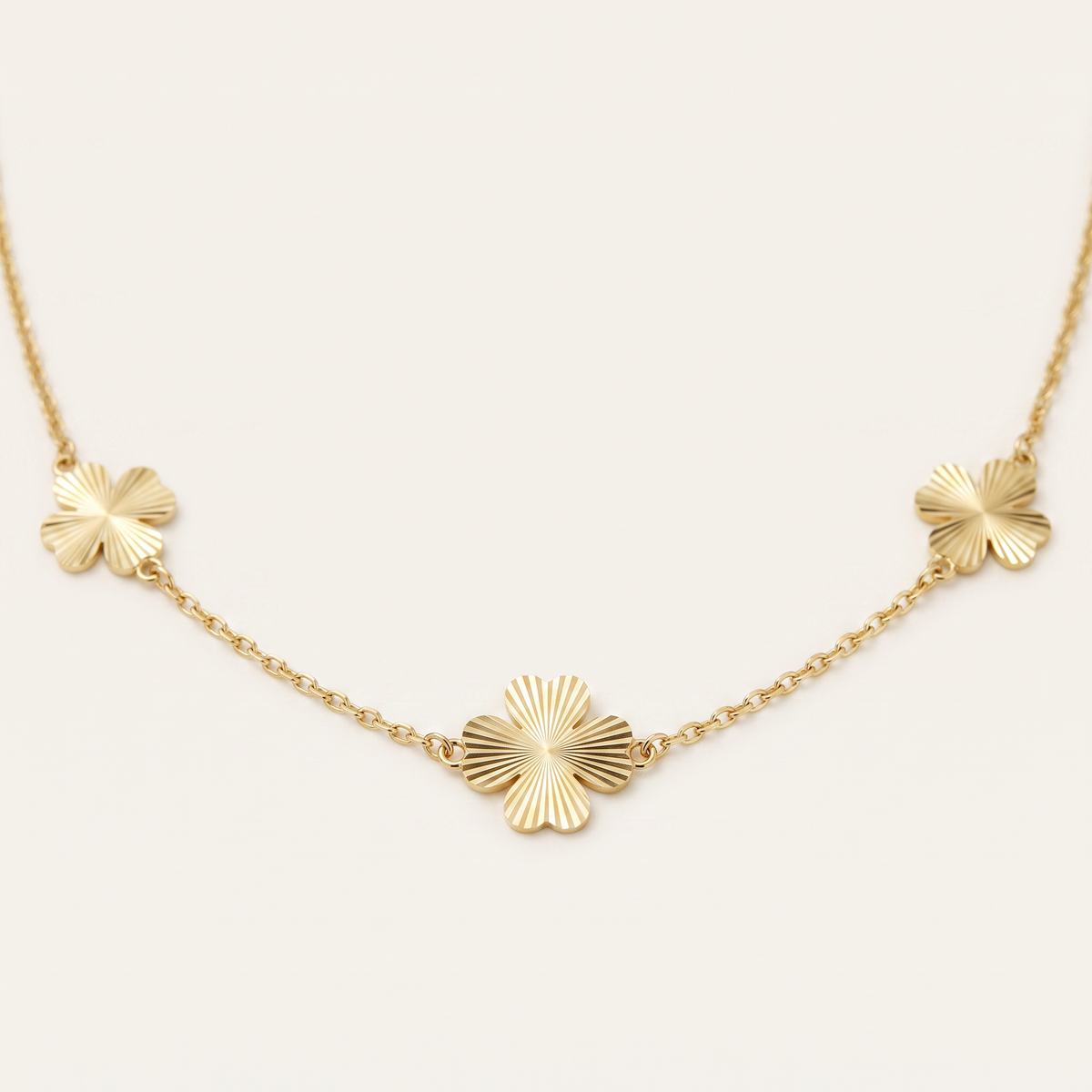 Collier trèfle maille fine, détail du motif, doré