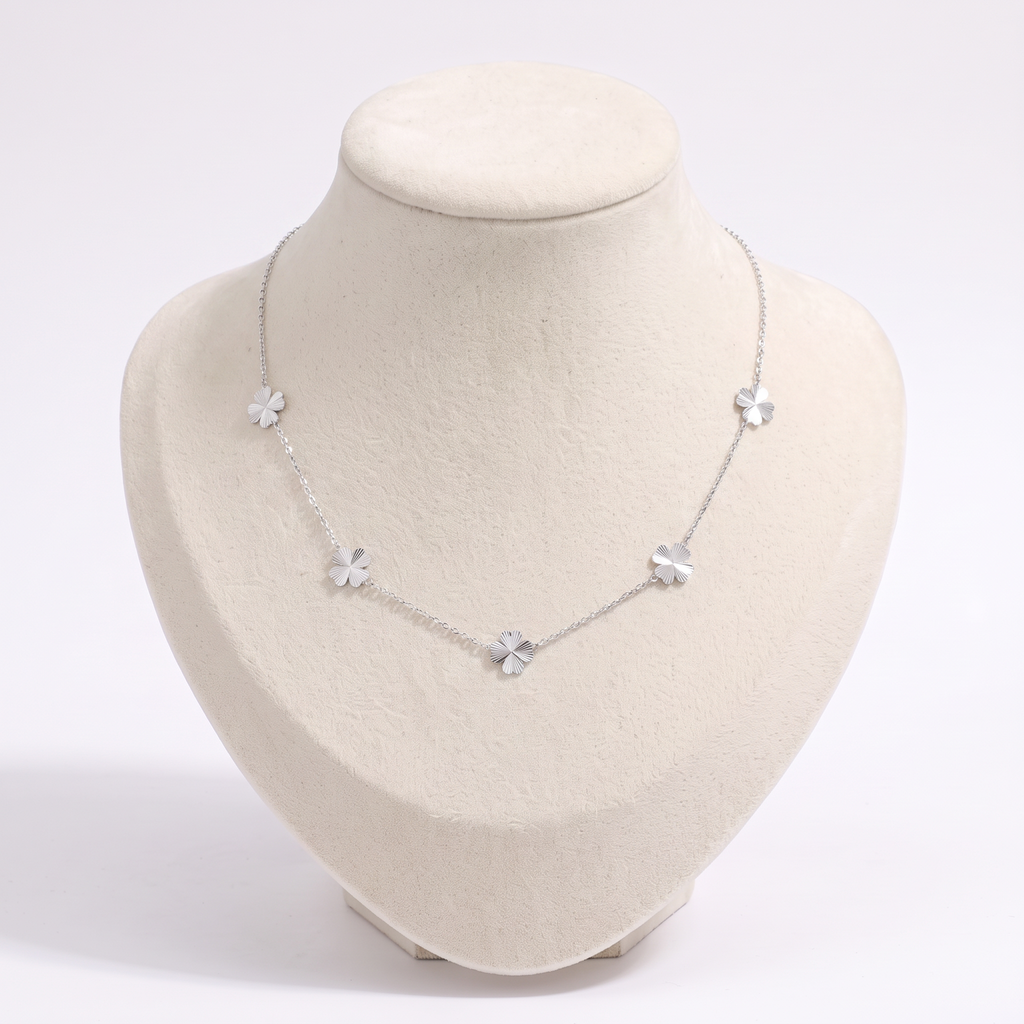 Collier trèfle maille fine, vue de face, argenté