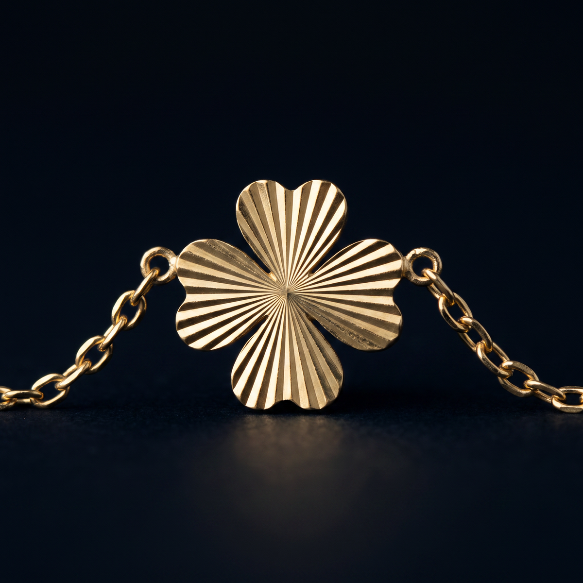 Collier trèfle maille fine, motif en gros plan