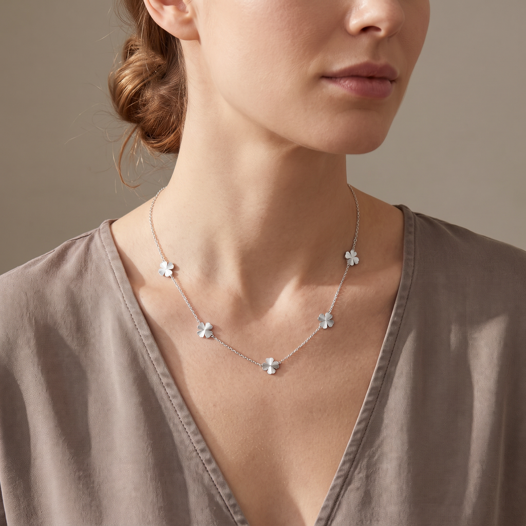 Collier trèfle maille fine, porté mi-corps, argenté