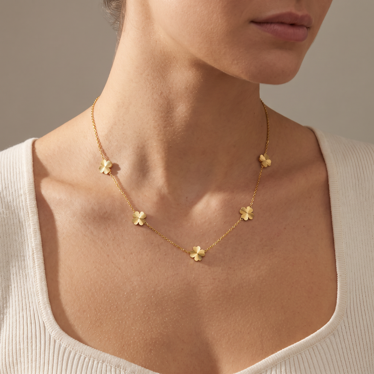 Collier trèfle maille fine, porté mi-corps, doré