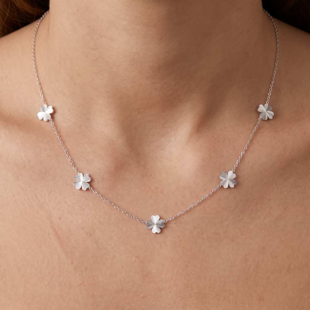 Collier trèfle maille fine, porté, argenté