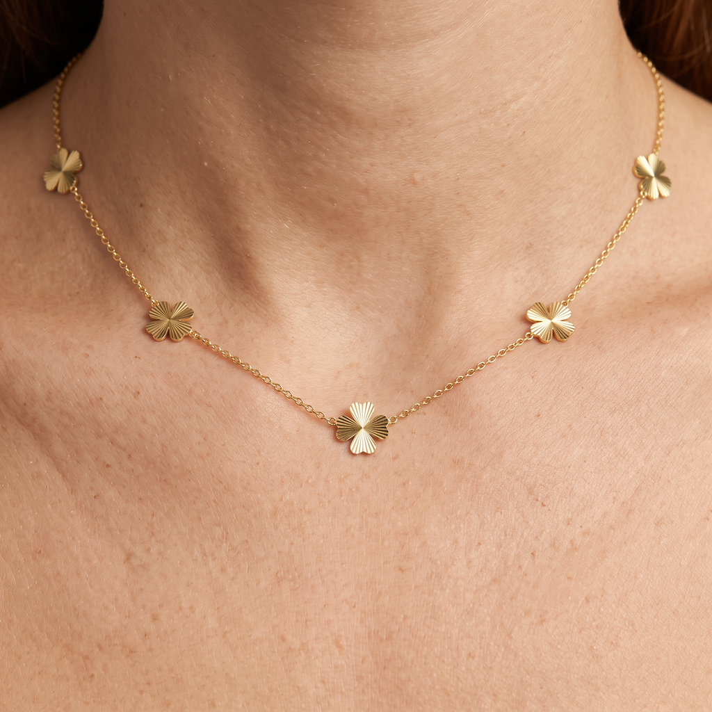 Collier trèfle maille fine, porté, doré