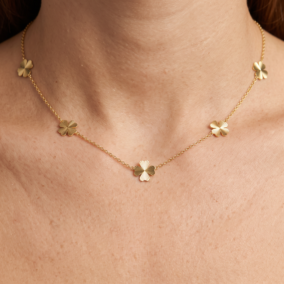 Collier trèfle maille fine, porté, doré