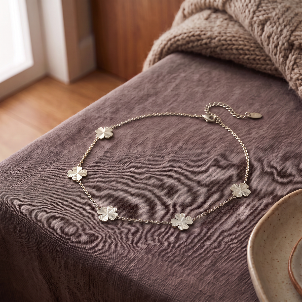 Collier trèfle maille fine, porté en tenue, argenté