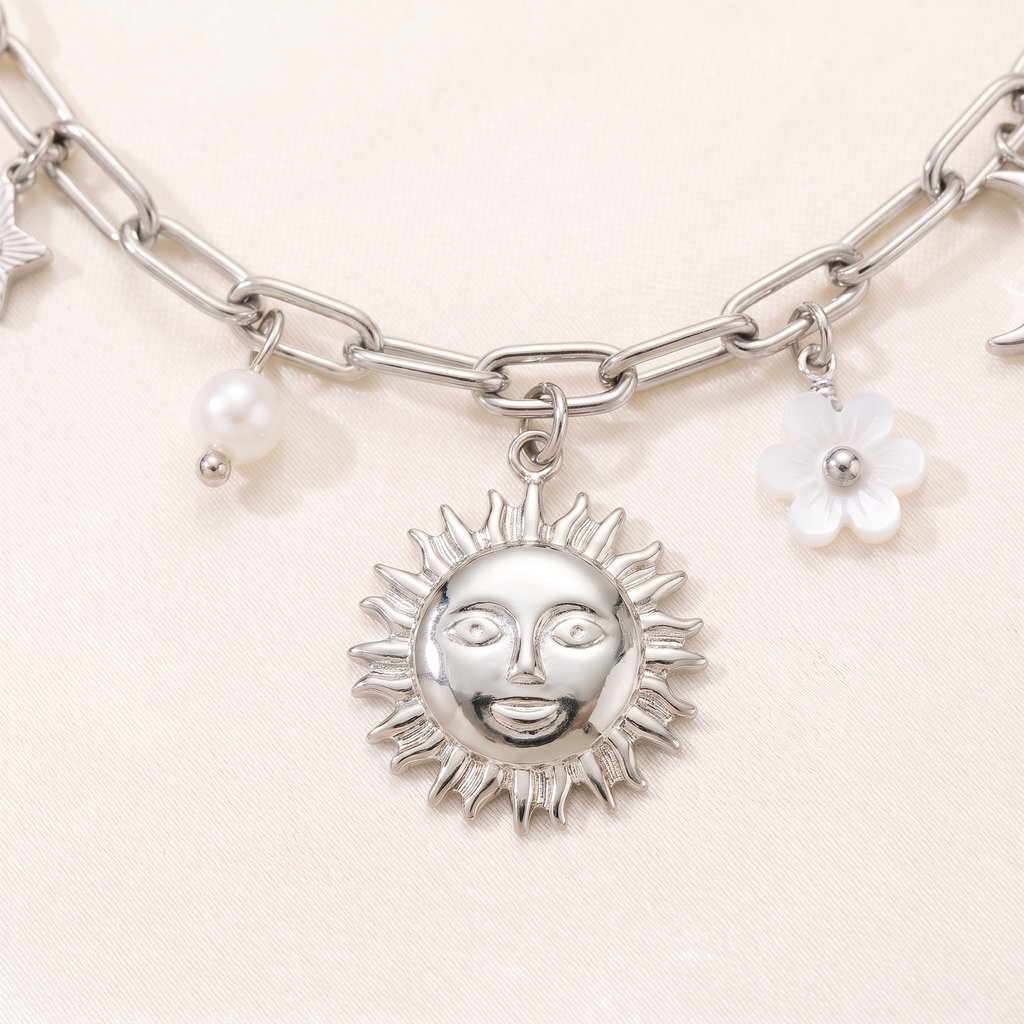 Collier charms étoile, lune et soleil 39 cm, détail du motif, argenté
