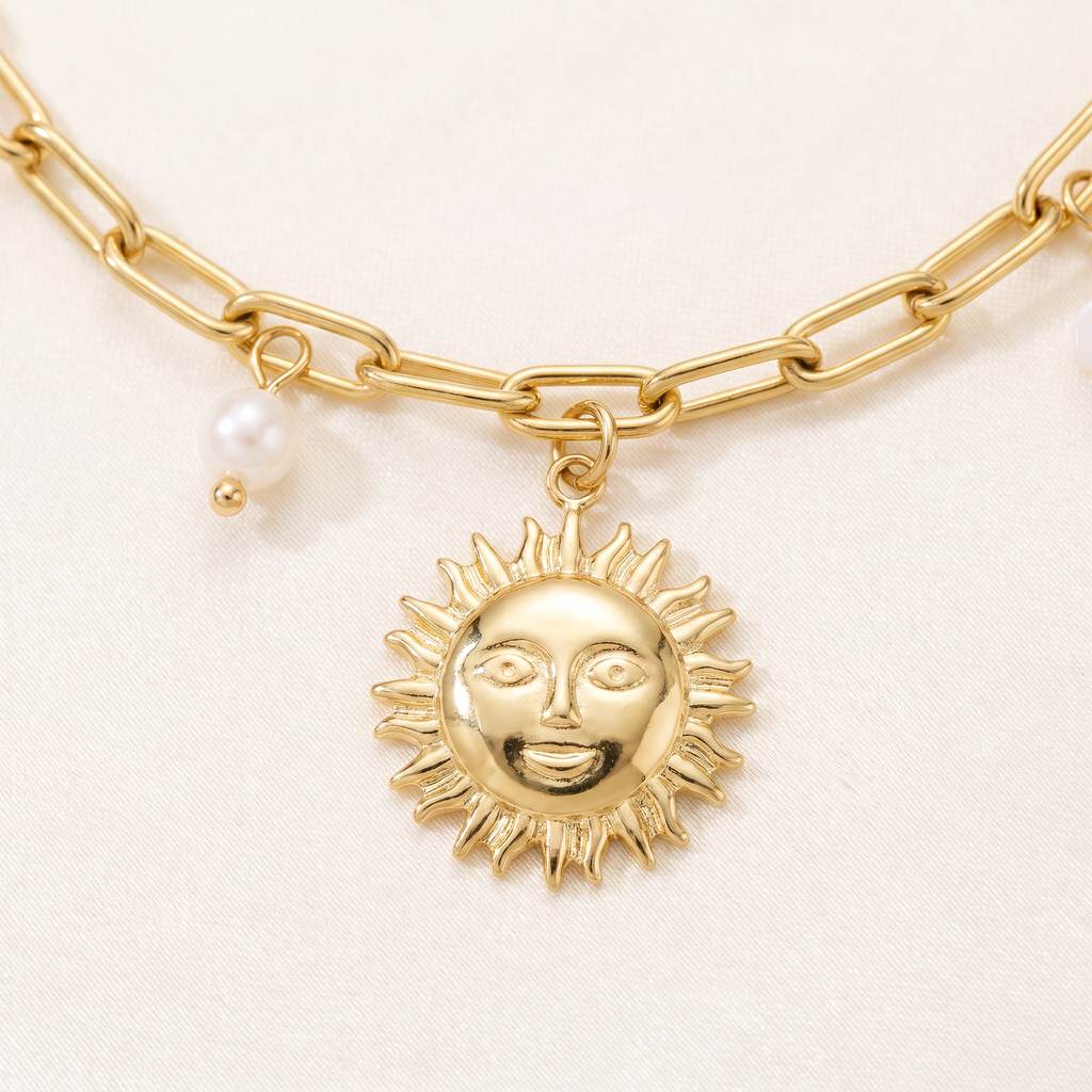 Collier charms étoile, lune et soleil 39 cm, détail du motif, doré