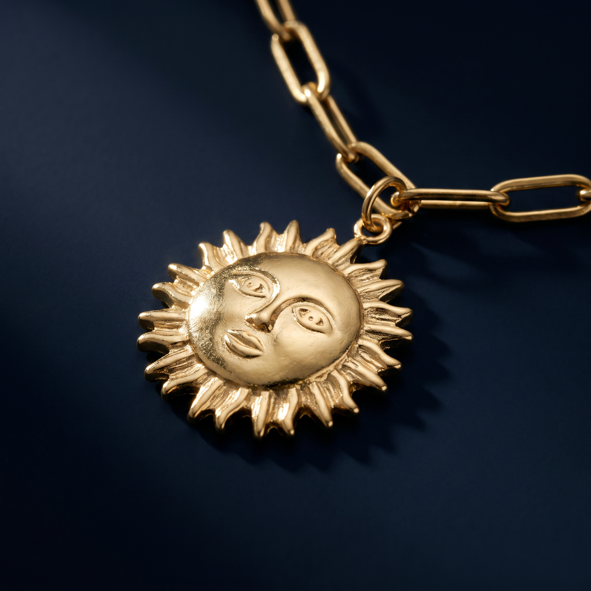 Collier charms étoile, lune et soleil 39 cm, motif en gros plan