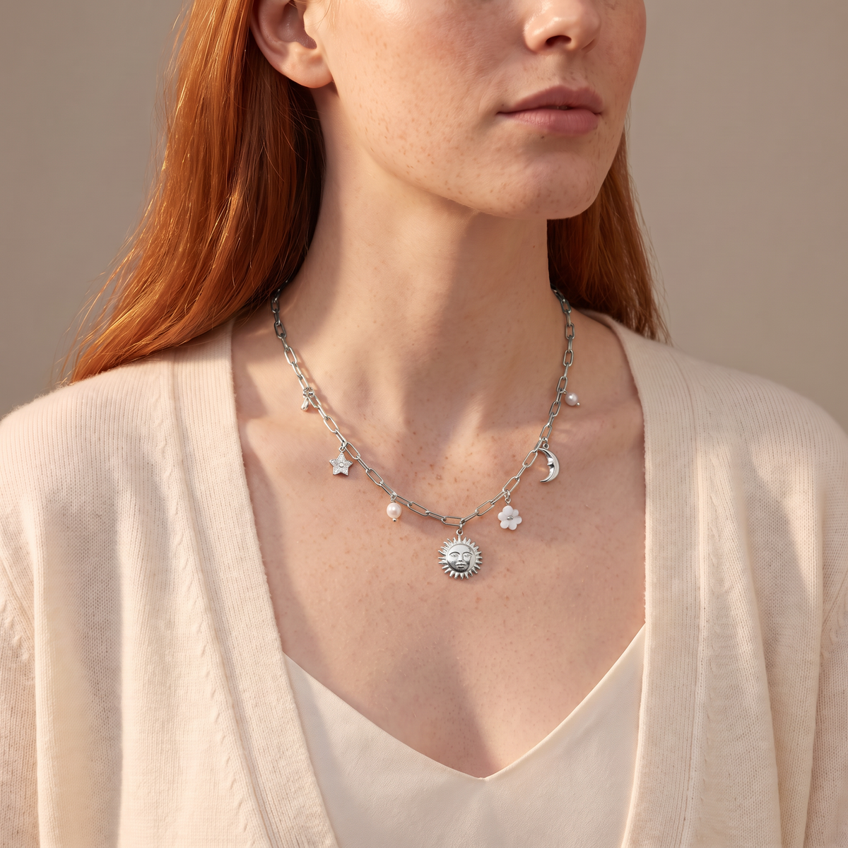 Collier charms étoile, lune et soleil 39 cm, porté mi-corps, argenté