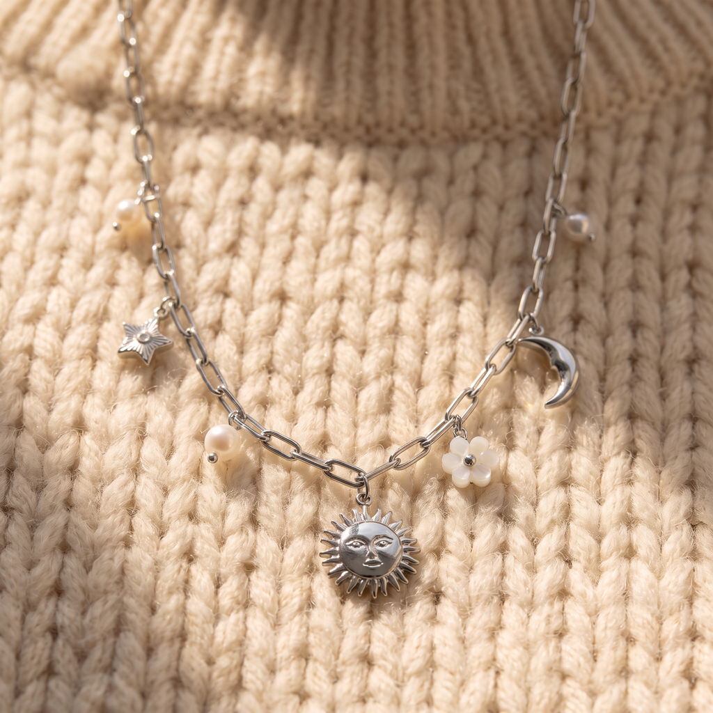 Collier charms étoile, lune et soleil 39 cm, porté en tenue, argenté