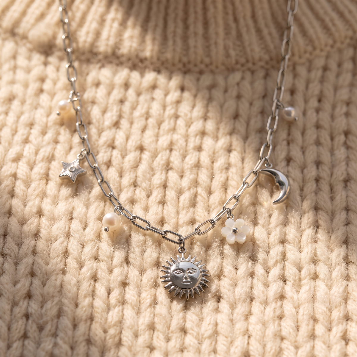 Collier charms étoile, lune et soleil 39 cm, porté en tenue, argenté