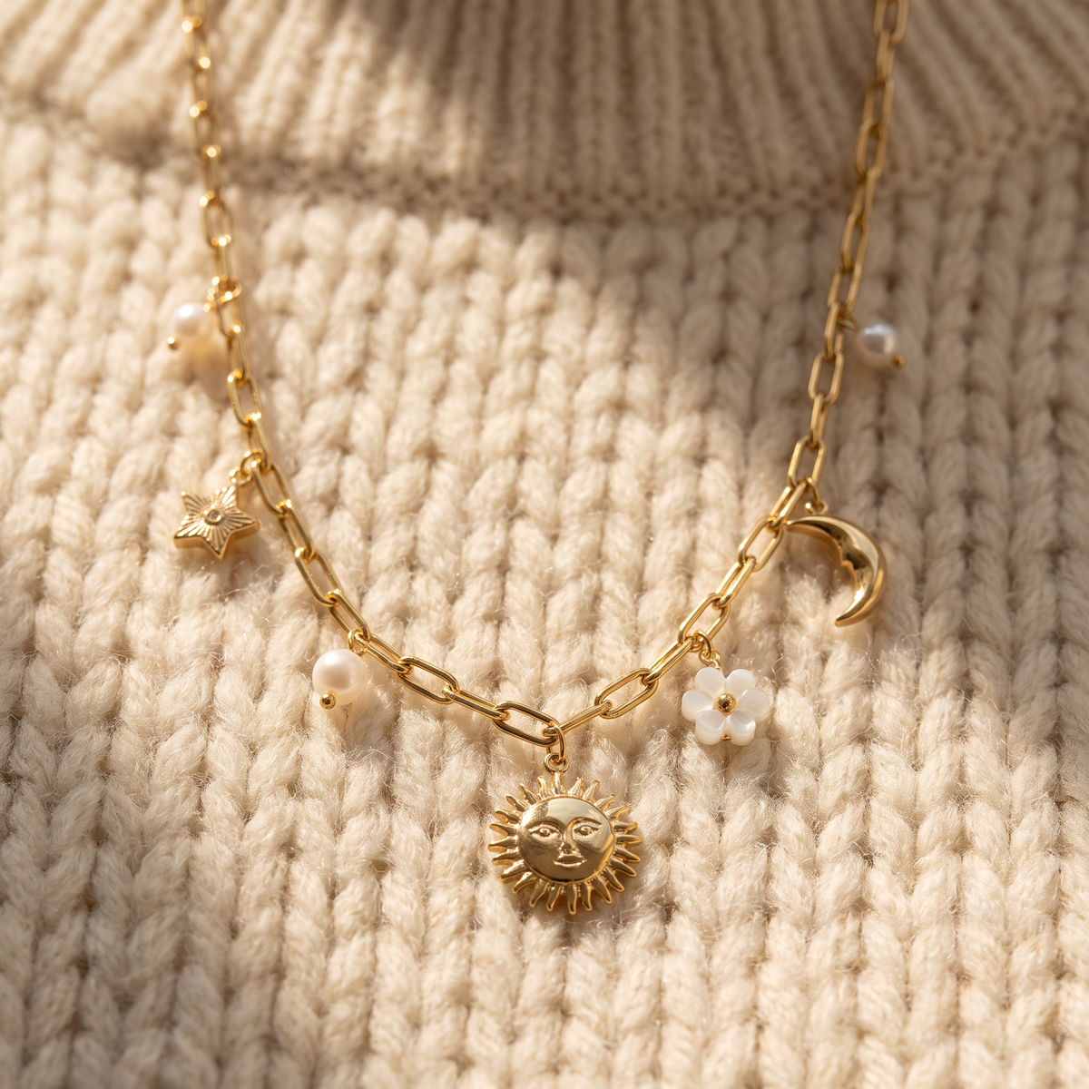 Collier charms étoile, lune et soleil 39 cm, porté en tenue, doré