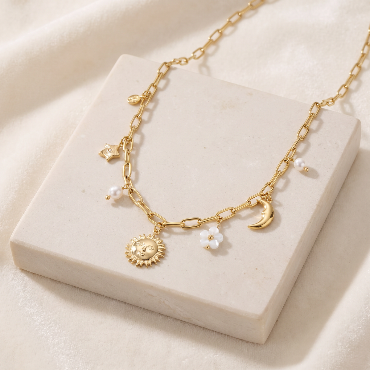 Collier charms étoile, lune et soleil 39 cm — Doré