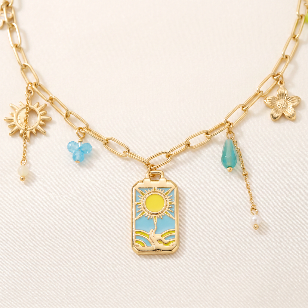 Collier charms soleil en émail coloré, détail du motif