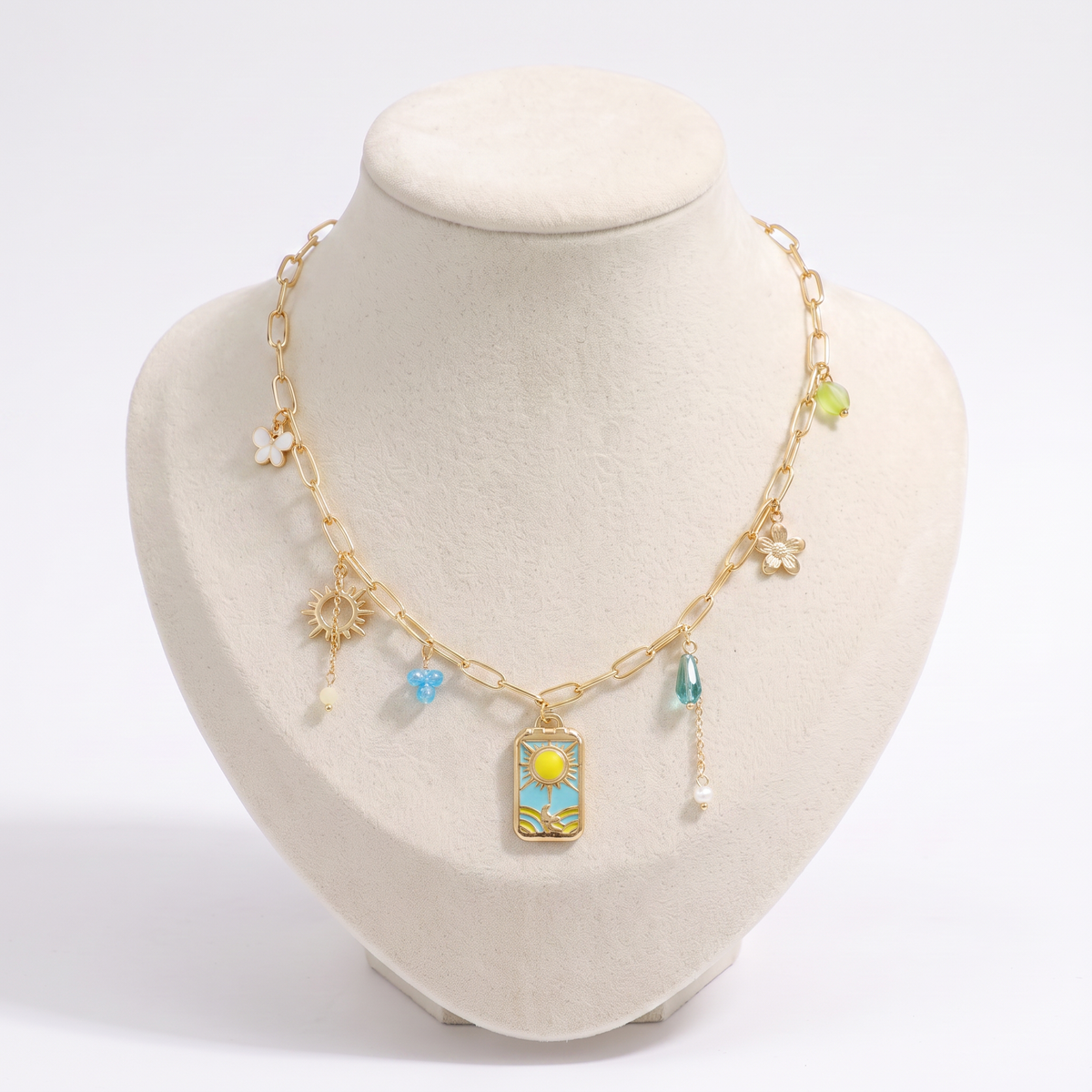 Collier charms soleil en émail coloré, vue de face