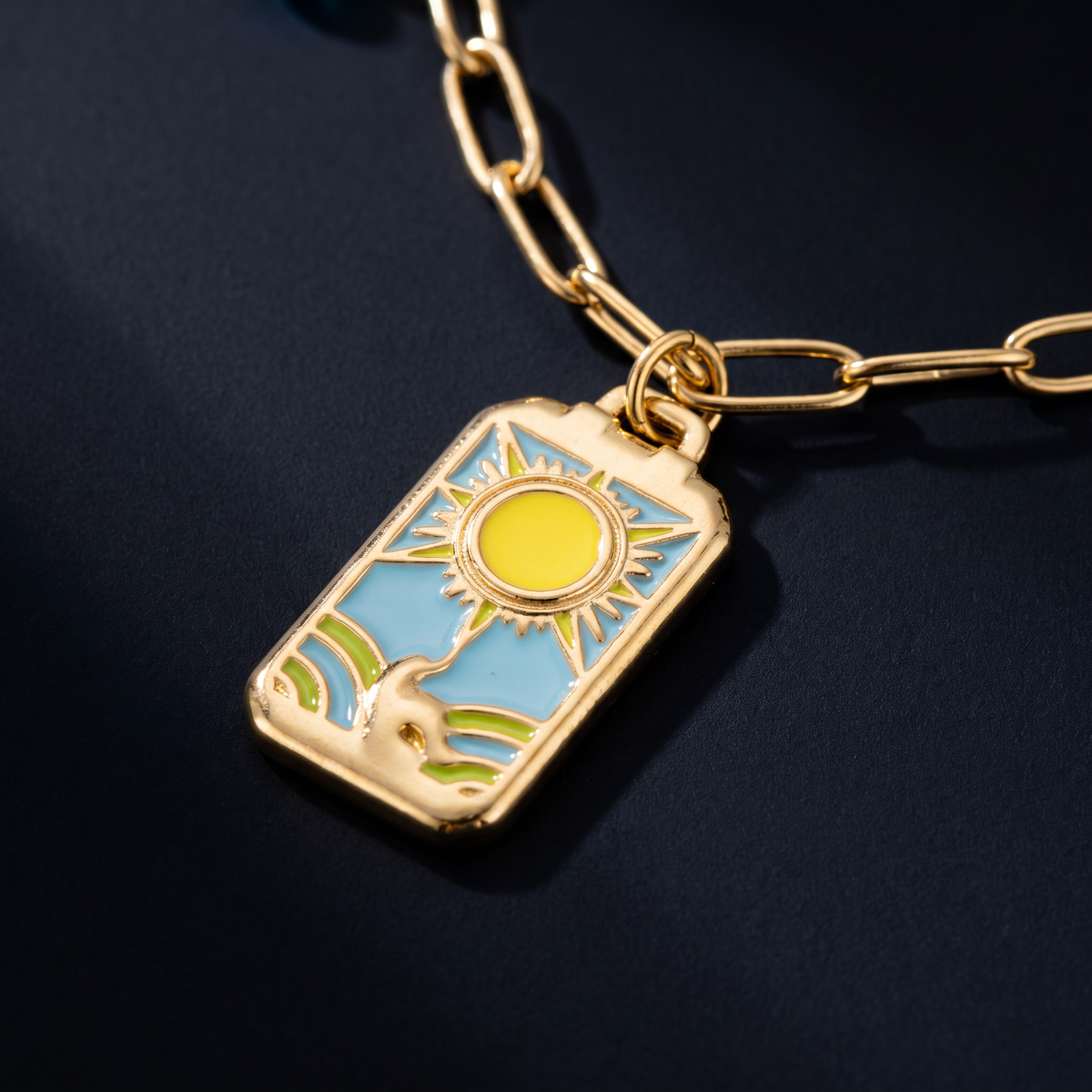 Collier charms soleil en émail coloré, motif en gros plan