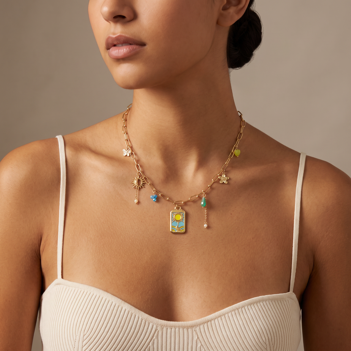 Collier charms soleil en émail coloré, porté mi-corps